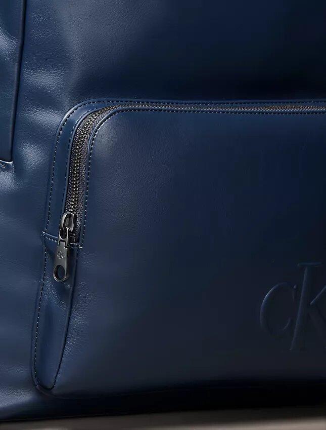 Rucsac cu monogramă în relief Rucsac cu monogramă în relief