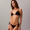 Slip de bikini cu legături laterale, în culori uni pentru părți inferioare