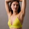 Sutien de bikini modern cu logo triunghiular Sutien de bikini modern cu logo triunghiular