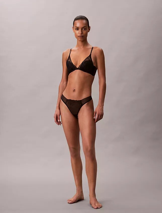 Sutien decoltat CK Black Floral Lace, ușor căptușit Sutien decoltat CK Black Floral Lace, ușor căptușit