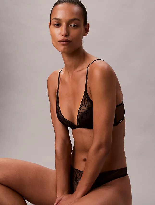 Sutien decoltat CK Black Floral Lace, ușor căptușit Sutien decoltat CK Black Floral Lace, ușor căptușit