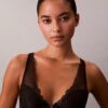 Sutien plonjat din dantelă neagră cu model geometric, ușor căptușit Sutien plonjat din dantelă neagră cu model geometric, ușor căptușit