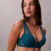 Sutien plonjat din dantelă neagră cu model geometric, ușor căptușit