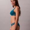 Sutien plonjat din dantelă neagră cu model geometric, ușor căptușit