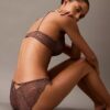 Sutien Push-Up cu decolteu adânc din dantelă florală neagră CK Black Sutien Push-Up cu decolteu adânc din dantelă florală neagră CK Black