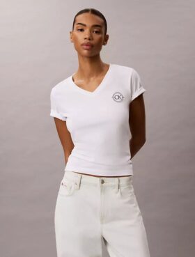 Tricou cu guler în V și emblemă CK brodată