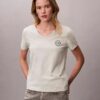 Tricou cu guler în V și emblemă CK brodată