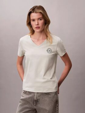 Tricou cu guler în V și emblemă CK brodată