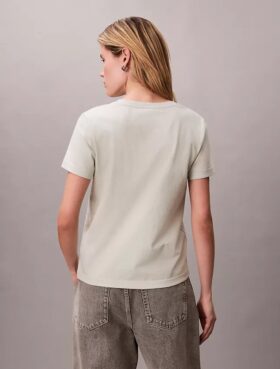 Tricou cu guler în V și emblemă CK brodată