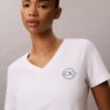 Tricou cu guler în V și emblemă CK brodată