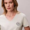 Tricou cu guler în V și emblemă CK brodată