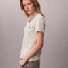 Tricou cu guler în V și emblemă CK brodată