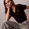 Tricou cu guler în V și Monogram