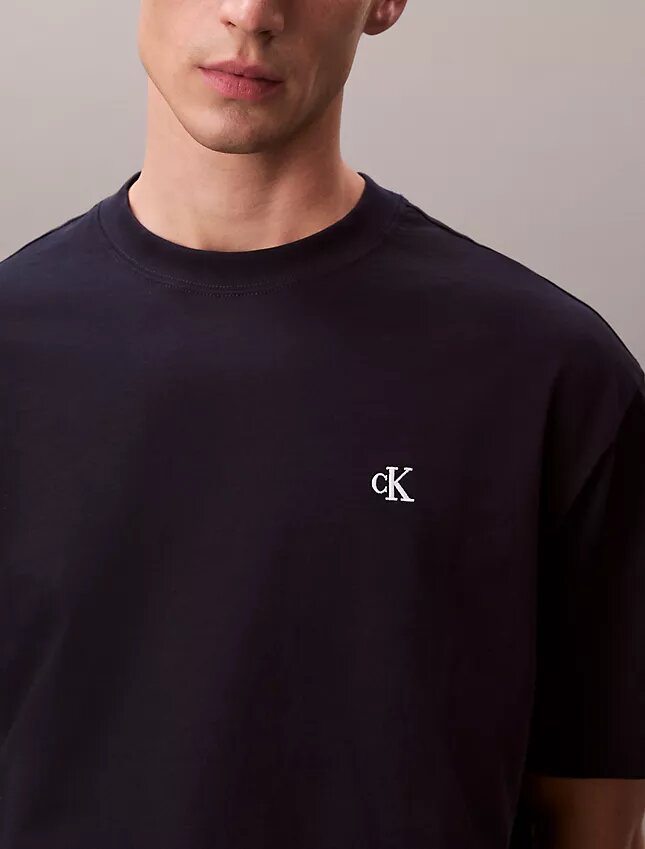Tricou cu guler rotund, croială lejeră, cu logo din arhivă Tricou cu guler rotund, croială lejeră, cu logo din arhivă