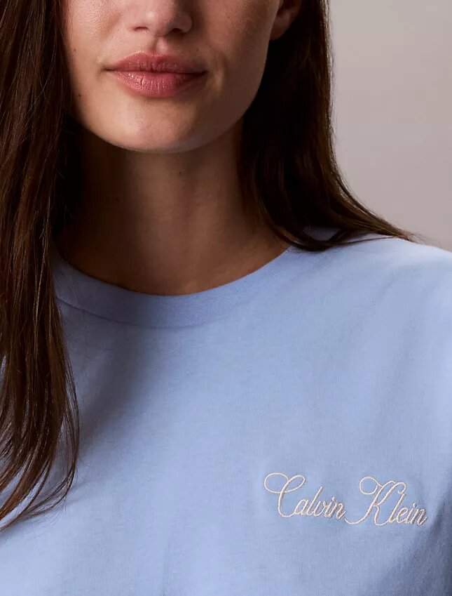 Tricou drept cu imprimeu grafic Calvin Klein în stil cursiv Tricou drept cu imprimeu grafic Calvin Klein în stil cursiv
