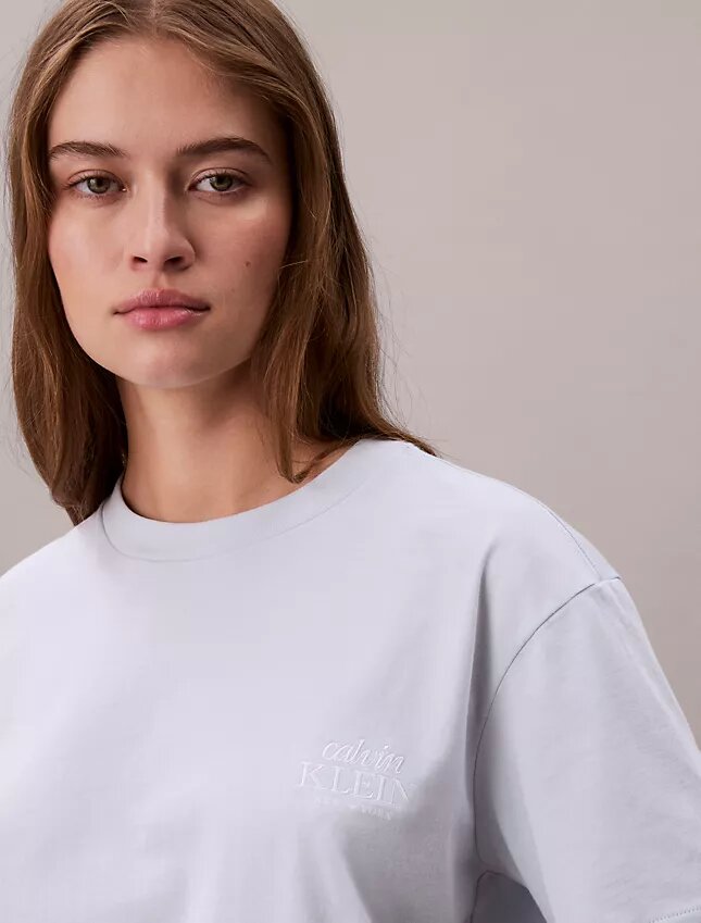 Tricou drept cu logo brodat Tricou drept cu logo brodat