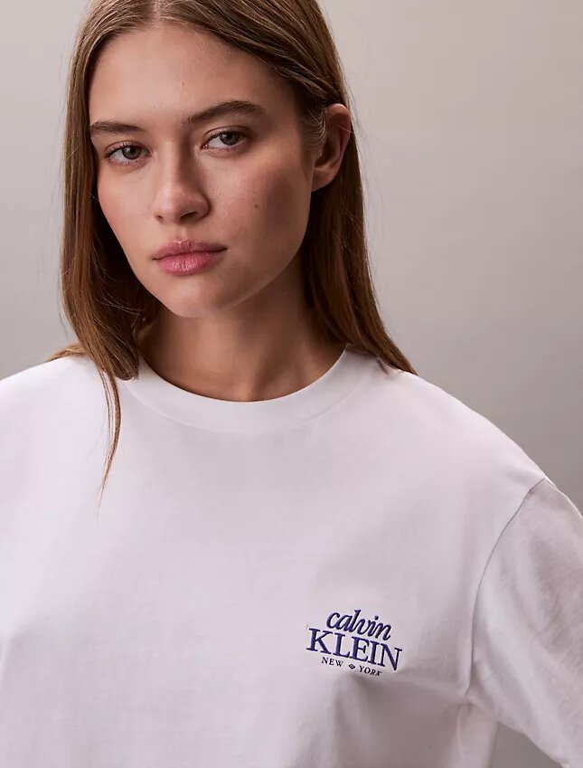 Tricou drept cu logo brodat Tricou drept cu logo brodat