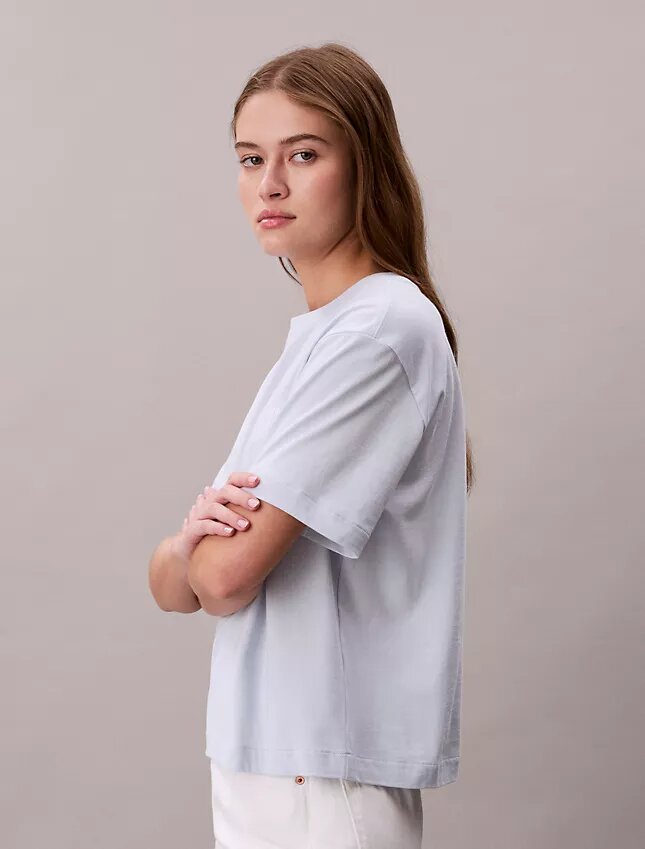 Tricou drept cu logo brodat Tricou drept cu logo brodat