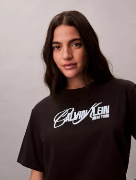 Tricou drept cu logo în relief