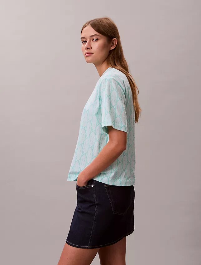Tricou drept cu monogramă pe toată suprafața Tricou drept cu monogramă pe toată suprafața
