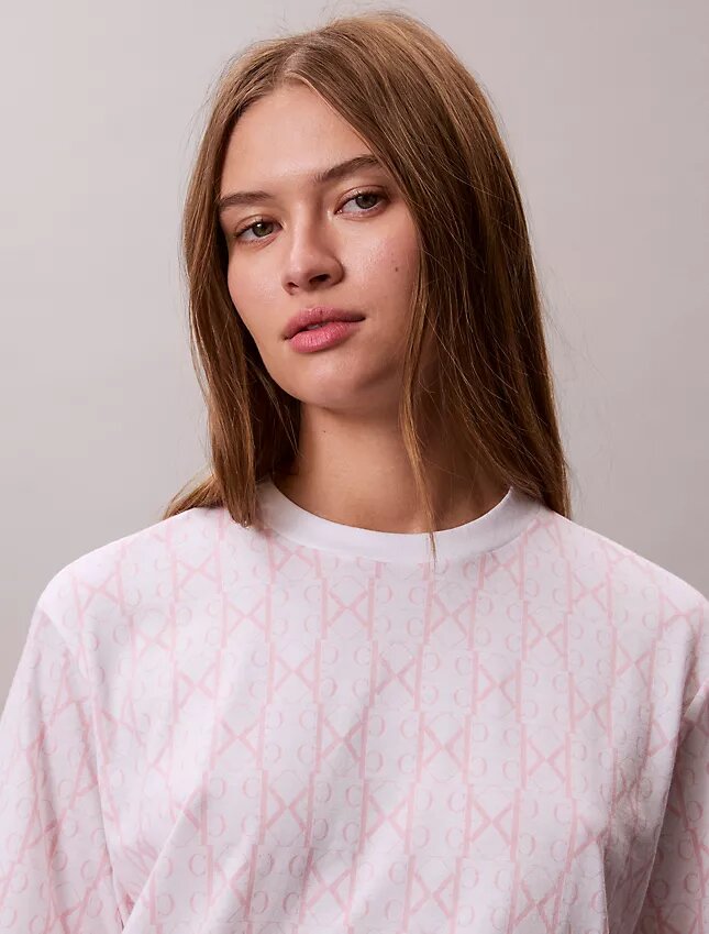 Tricou drept cu monogramă pe toată suprafața Tricou drept cu monogramă pe toată suprafața