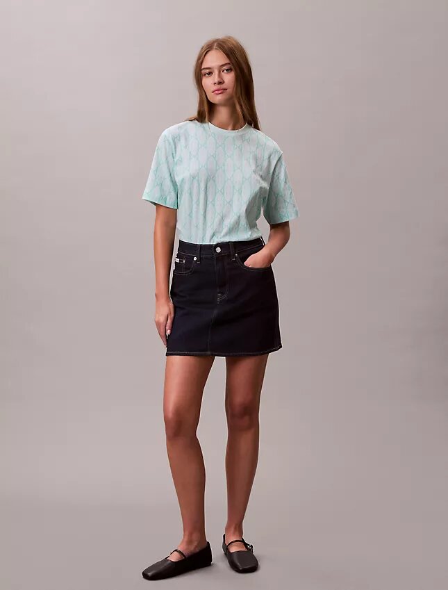 Tricou drept cu monogramă pe toată suprafața Tricou drept cu monogramă pe toată suprafața
