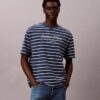 Tricou lejer cu logo grafic în dungi