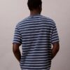 Tricou lejer cu logo grafic în dungi