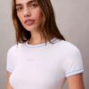Tricou pentru bebeluși cu logo grafic și bordură contrastantă
