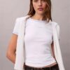 Tricou pentru bebeluși cu logo grafic și bordură contrastantă