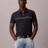 Tricou polo cu fermoar pe un sfert și bordură contrastantă
