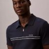 Tricou polo cu fermoar pe un sfert și bordură contrastantă