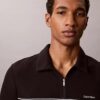 Tricou polo cu fermoar pe un sfert și bordură contrastantă