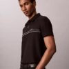 Tricou polo cu fermoar pe un sfert și bordură contrastantă