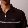 Tricou polo cu fermoar pe un sfert și bordură contrastantă