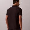 Tricou polo cu fermoar pe un sfert și bordură contrastantă