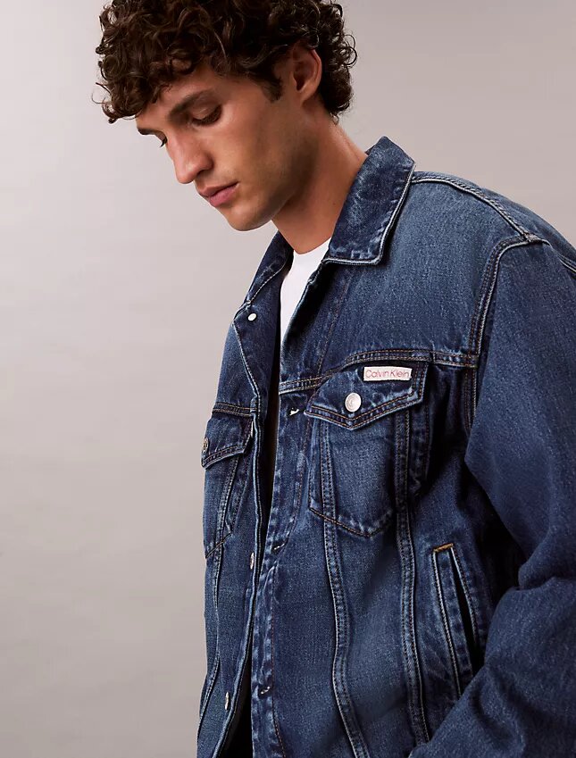 Trucker Jacket din denim în stilul anilor ’90 Trucker Jacket din denim în stilul anilor ’90