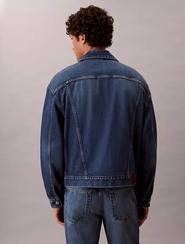 Trucker Jacket din denim în stilul anilor ’90 Trucker Jacket din denim în stilul anilor ’90