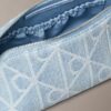 Trusă de toaletă din Denim cu logo emblematic pe toată suprafața Trusă de toaletă din Denim cu logo emblematic pe toată suprafața