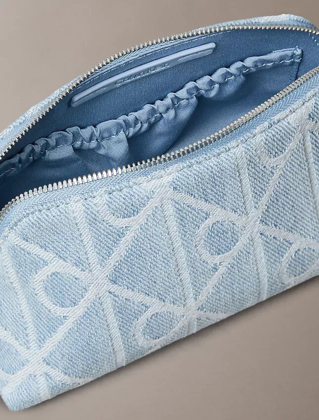 Trusă de toaletă din Denim cu logo emblematic pe toată suprafața Trusă de toaletă din Denim cu logo emblematic pe toată suprafața